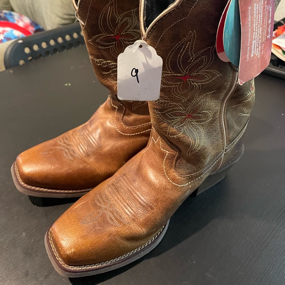 Brand new women’s Justin western boots